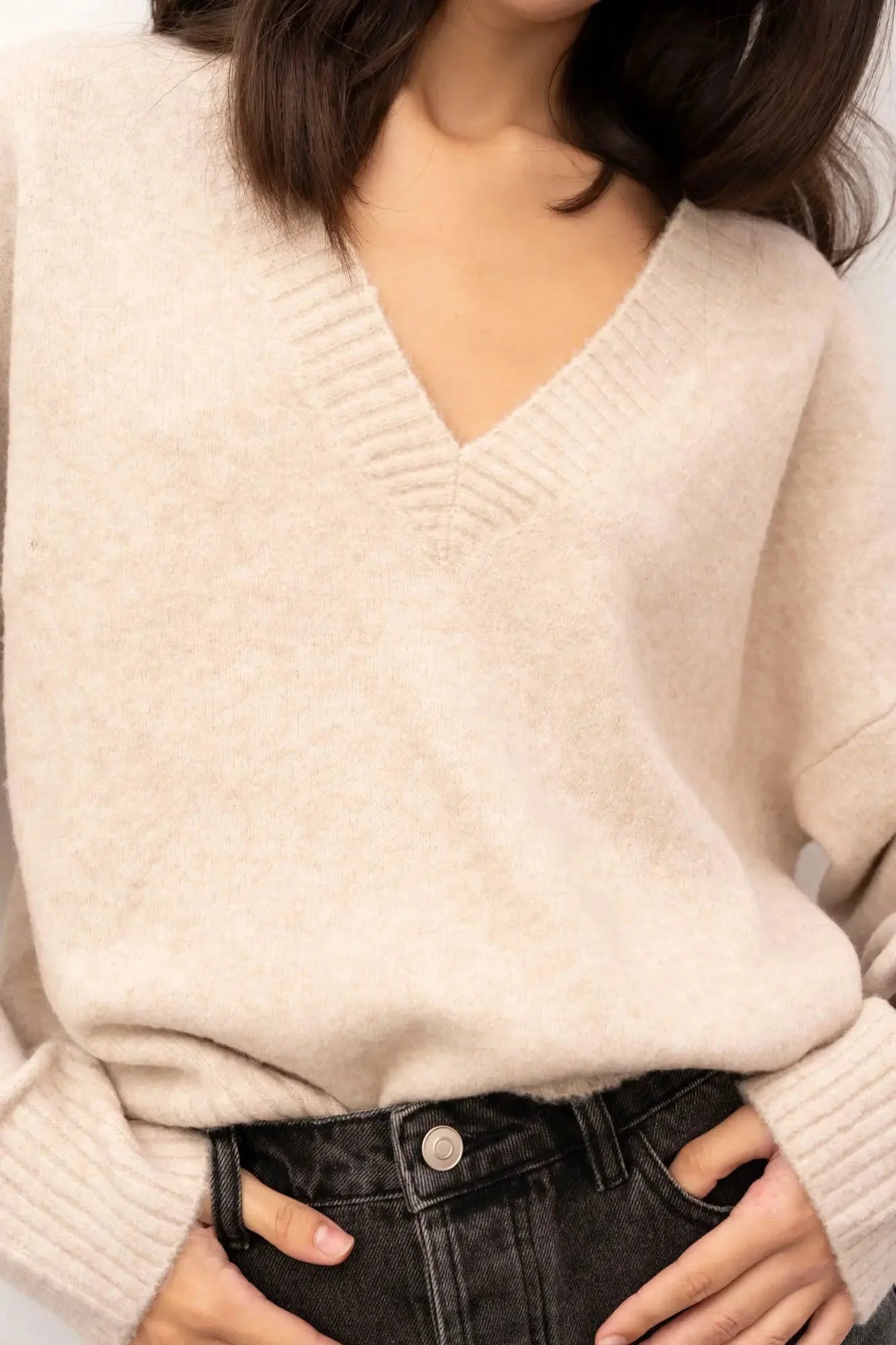 Jupe midi polyvalente en denim avec fente et un pull beige oversize à col en V