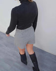Vue latérale d'une jupe short mini à motifs, mettant en avant le confort et l'élégance de la jupe short.