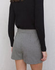Vue arrière d'une jupe short mini à motifs, illustrant le confort et le style de ce vêtement essentiel.