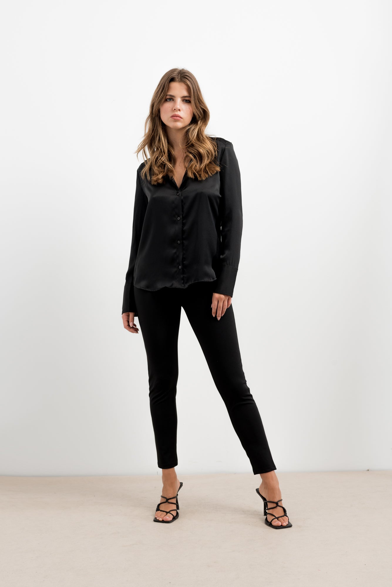 Leggings negros con efecto neopreno, elegantes y modernos.