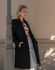 Manteau ajusté en laine pour femme, avec un haut tendance, soulignant un style moderne. Manteau femme chic hiver.