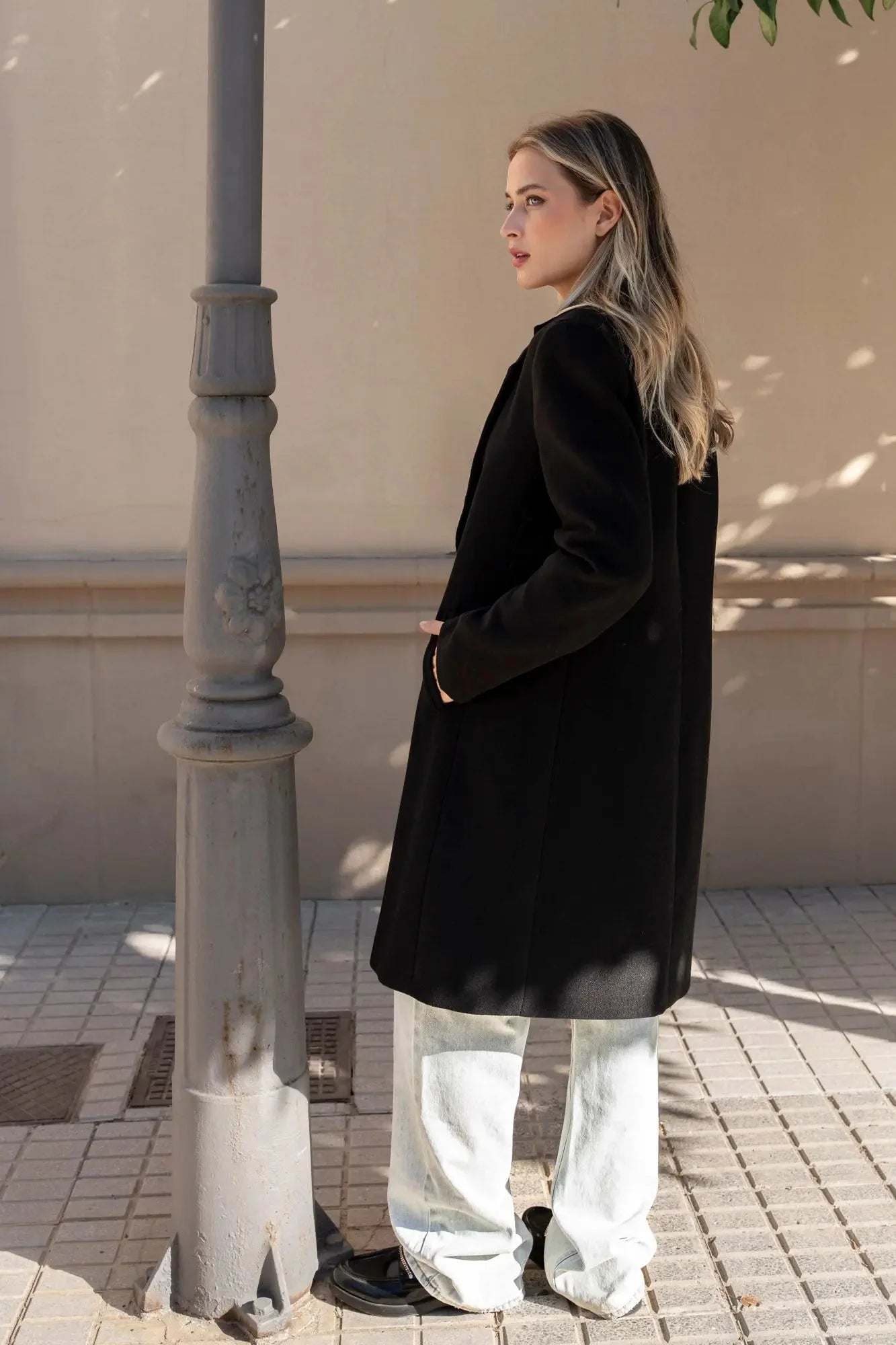 Manteau long cintré en laine pour femme avec manteau ajusté et jeans large-light wash