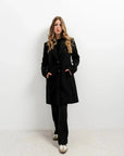 Manteau ajusté en laine pour femme, coloris noir, idéal pour une tenue sophistiquée en hiver. Manteau femme chic hiver.