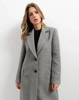 Manteau ajusté en laine pour femme, modèle gris, parfait pour un style élégant durant l'hiver. Manteau femme chic hiver.