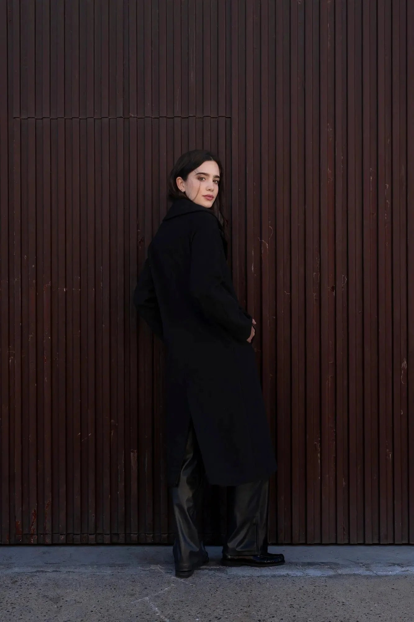 Femme portant un manteau chic femme à double poitrine en laine mélangée noir