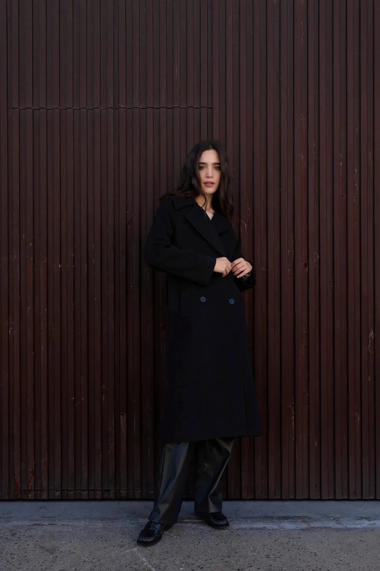 Femme portant un manteau chic femme à double poitrine en laine mélangée noir