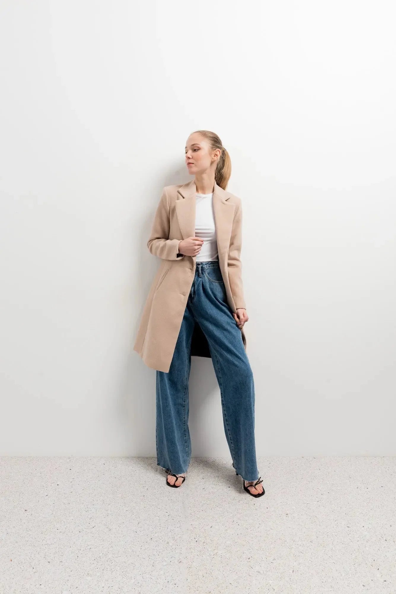 Manteau long femme beige à manches longues, col et boutonnière, chic et confortable