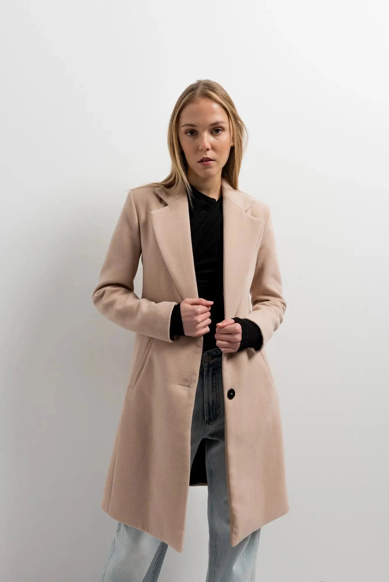 Manteau long femme beige avec bouton noir et poches latérales, élégance et confort