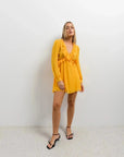 Modèle portant la Mini Robe Courte Jaune à Volants, mettant en avant son élégance et son confort pour chaque occasion, robe courte jaune idéale pour les sorties.