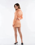 Robe mini satinée orange pêche à manches longues avec ceinture à la taille