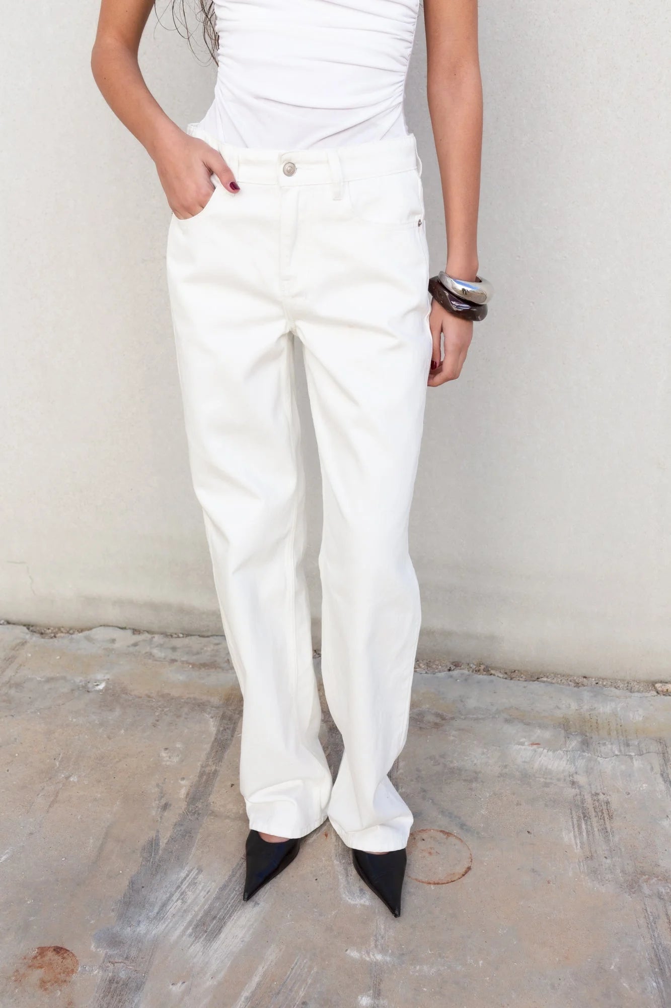 Jean blanc femme à jambe large avec fermeture bouton et cinq poches