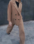 Pantalon fluide femme beige avec blazer oversize camel, une tenue élégante et décontractée.