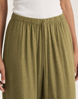 pantalon taille élastiquée olive gros plan