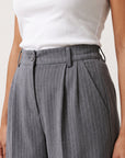 Pantalon large à rayures gris détail des pinces