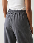 Pantalon large à rayures gris détail du dos