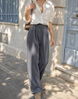 Pantalon large à rayures gris porté en ville