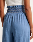 détail dos taille brodée du pantalon bleu