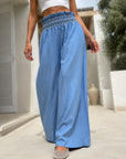 pantalon palazzo bleu en mouvement