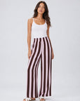 Pantalon palazzo rayé rose poudré porté