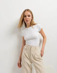T-shirt blanc ajusté pour femme, look homme, pantalon plissé look, style moderne