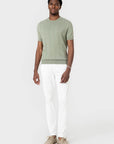 Silhouette complète portant le pull vert sauge manches courtes