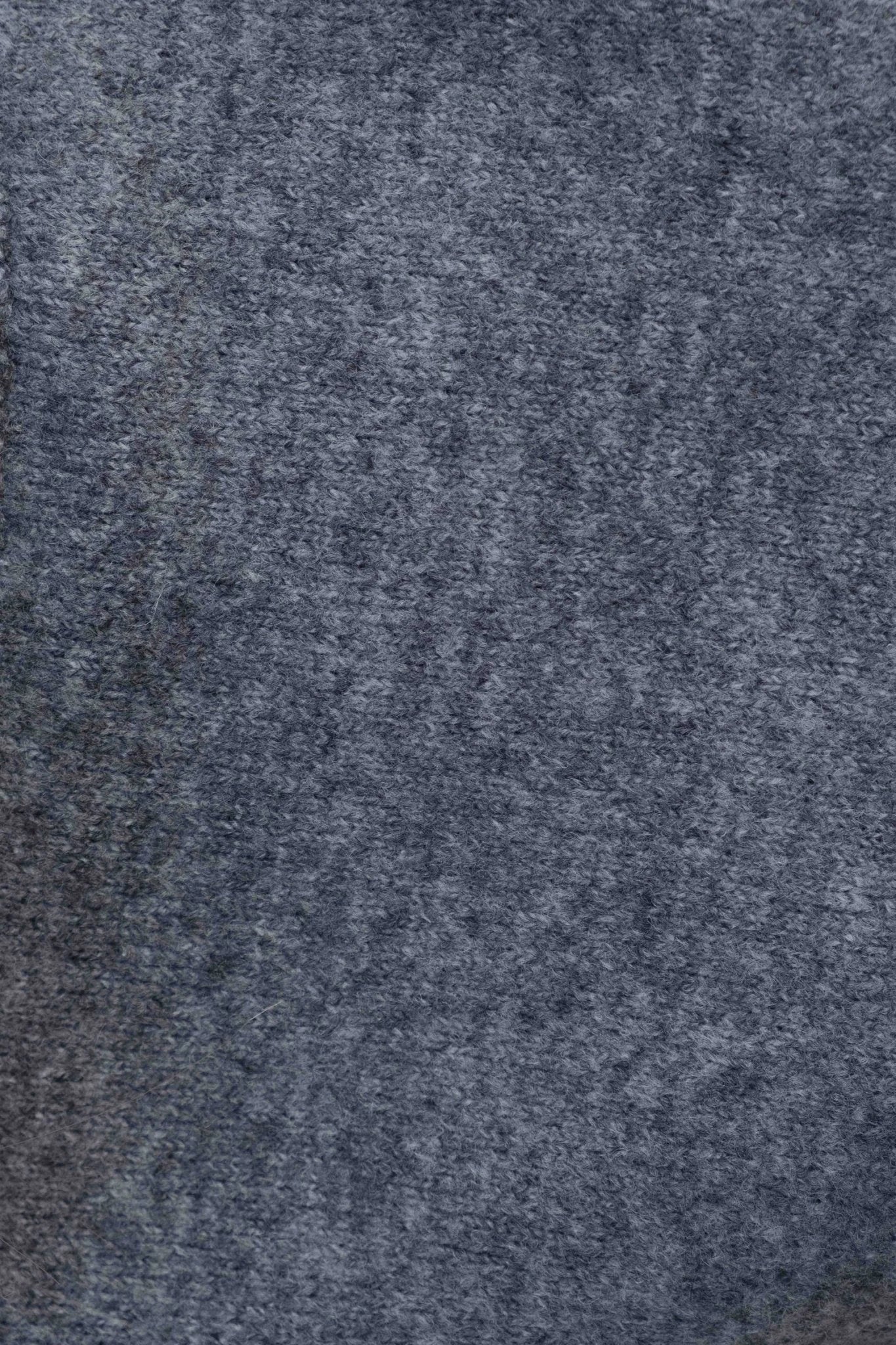 Pull court gris à col montant en tissu doux et moleté à texture courte pile