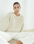 Pull Laine Femme Oversize à Manches Ballon - Une femme présente un pull laine femme beige, posé avec une allure décontractée.