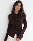 Pull chocolat en maille fine fronces devant