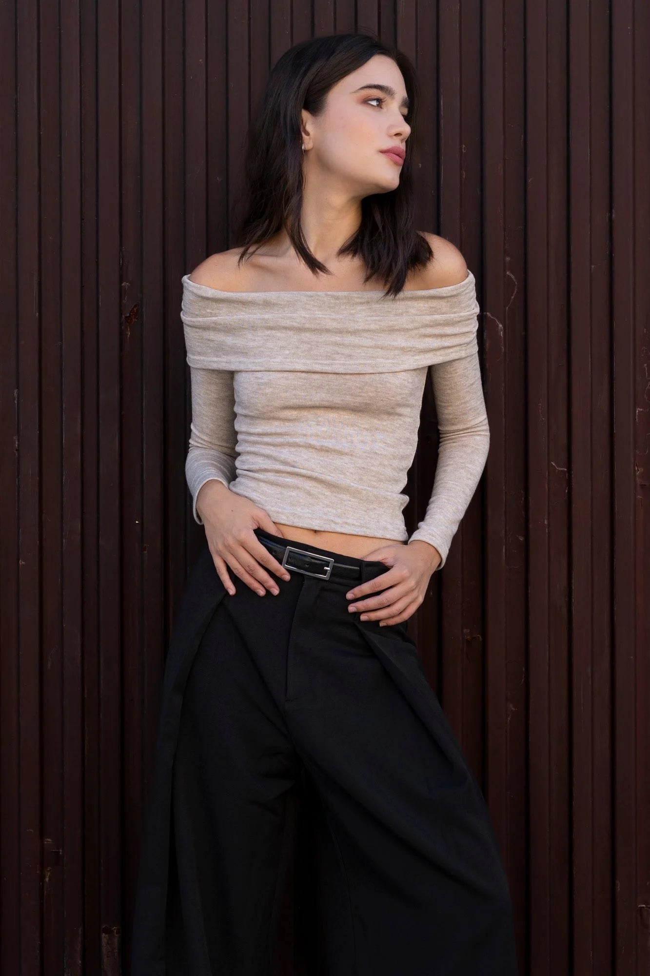Pull épaules dénudées beige en tricot avec manches longues et pantalon noir large