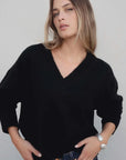 Modèle portant un pull oversize noir col V femme tendance, mettant en valeur un look casual et élégant, pull laine femme.