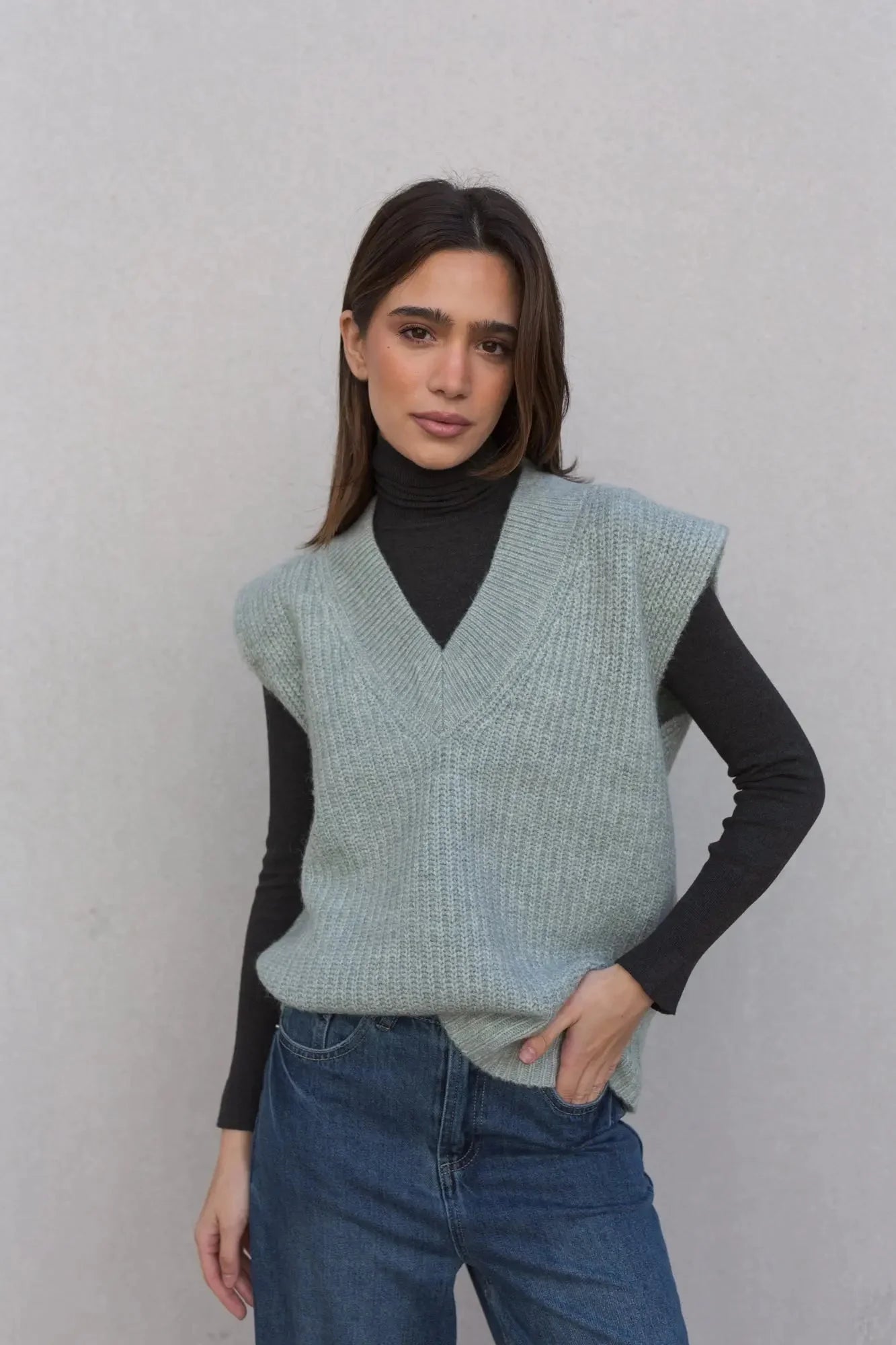 Pull sans manches en tricot oversize bleu clair, matière douce, porté avec col roulé noir