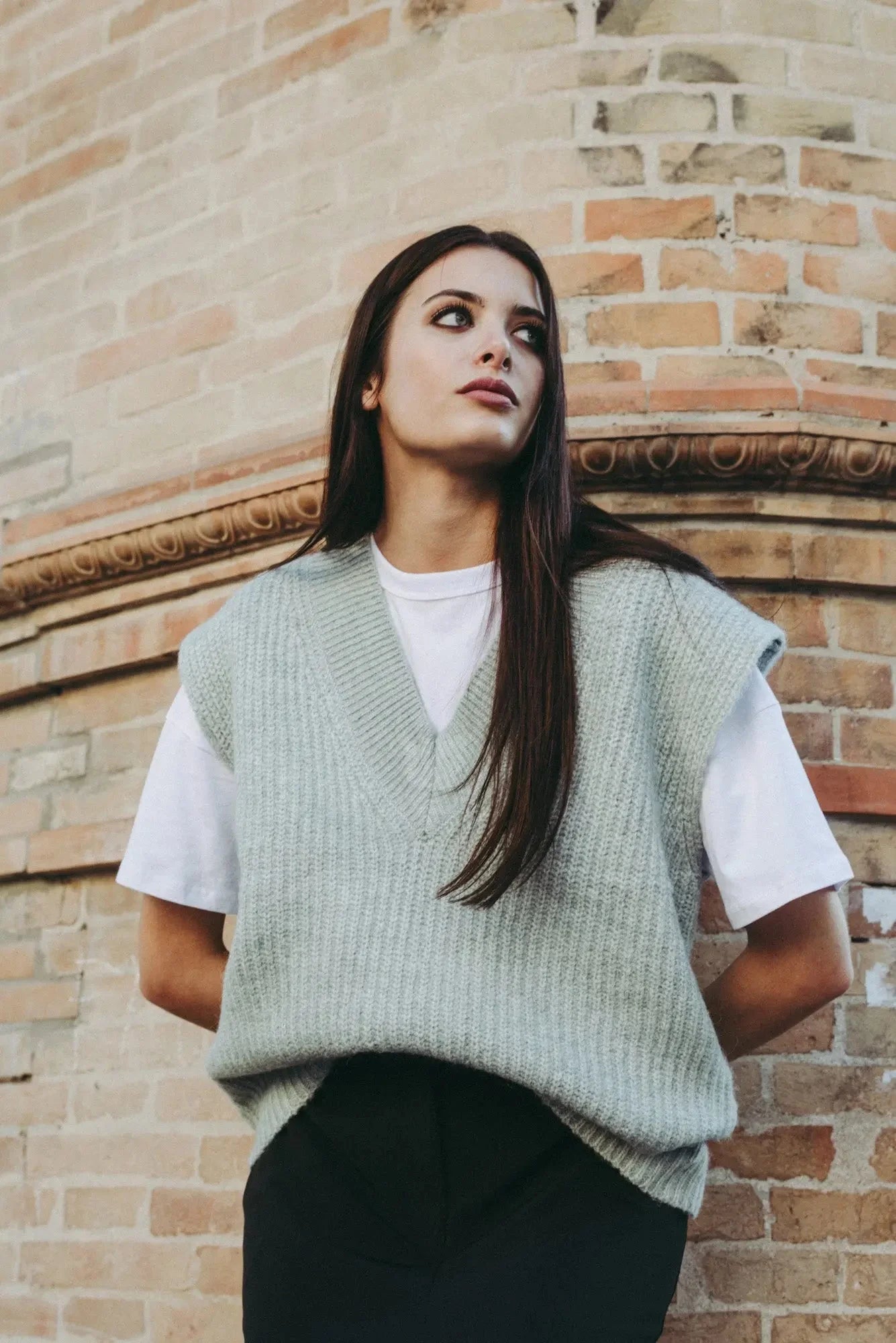 Pull sans manches en tricot oversize matière douce avec col roulé et t-shirt blanc