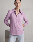 Camisa fluida de cuello puntiagudo lila para mujer: elegante, cómoda y versátil.