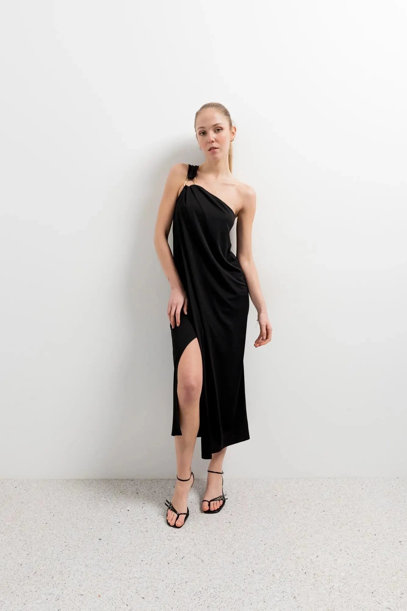 Robe asymétrique bijou noire longue avec fente, idéale pour occasions spéciales