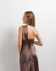 Vue arrière d'une robe de soirée femme asymétrique chic en satin marron, montrant le design unique.