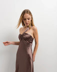 Détail sur le haut d'une robe de soirée femme asymétrique chic en satin marron, mettant en avant la coupe et le style.