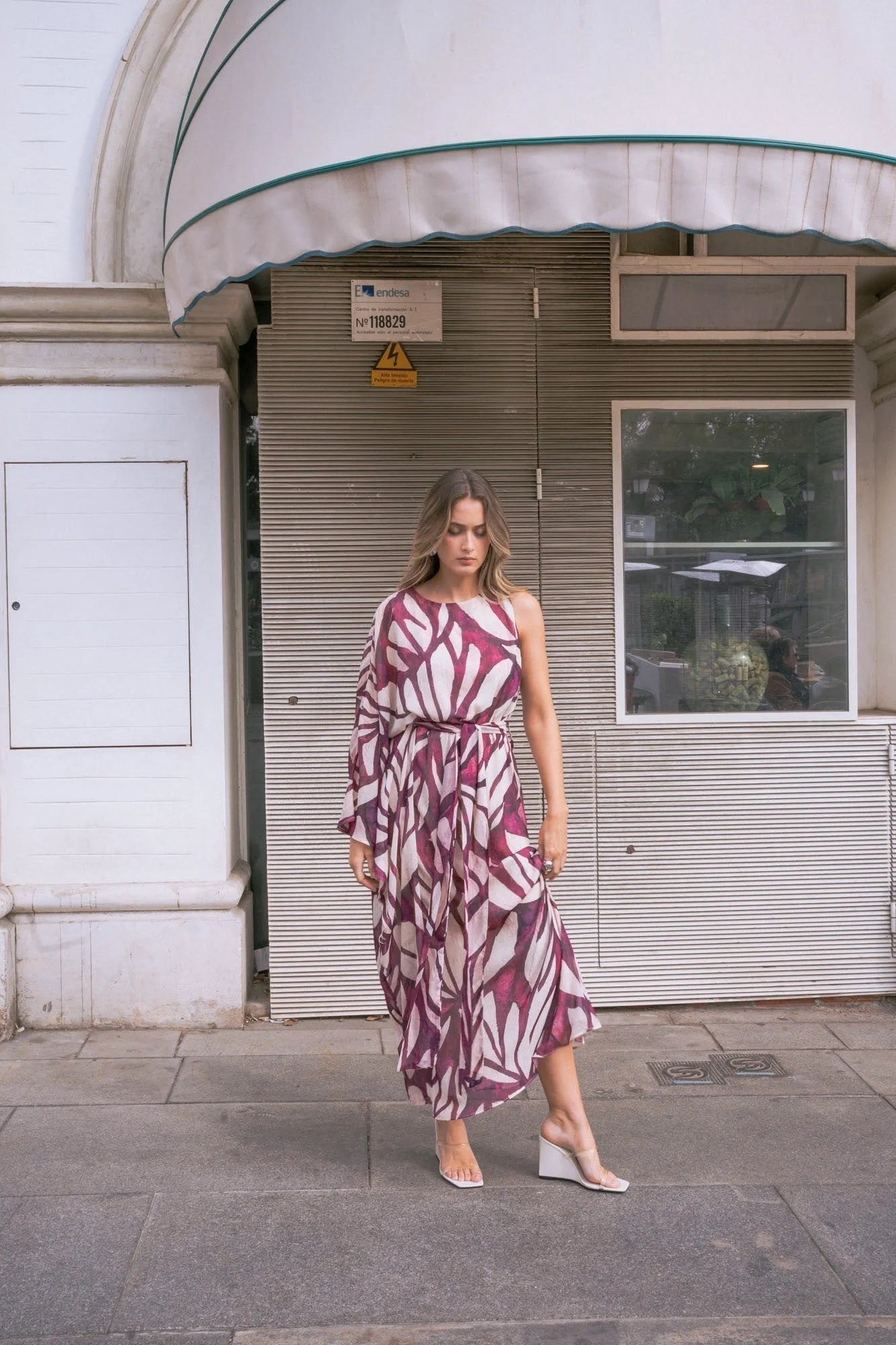 Femme portant une robe asymétrique imprimée midi à une épaule avec ceinture