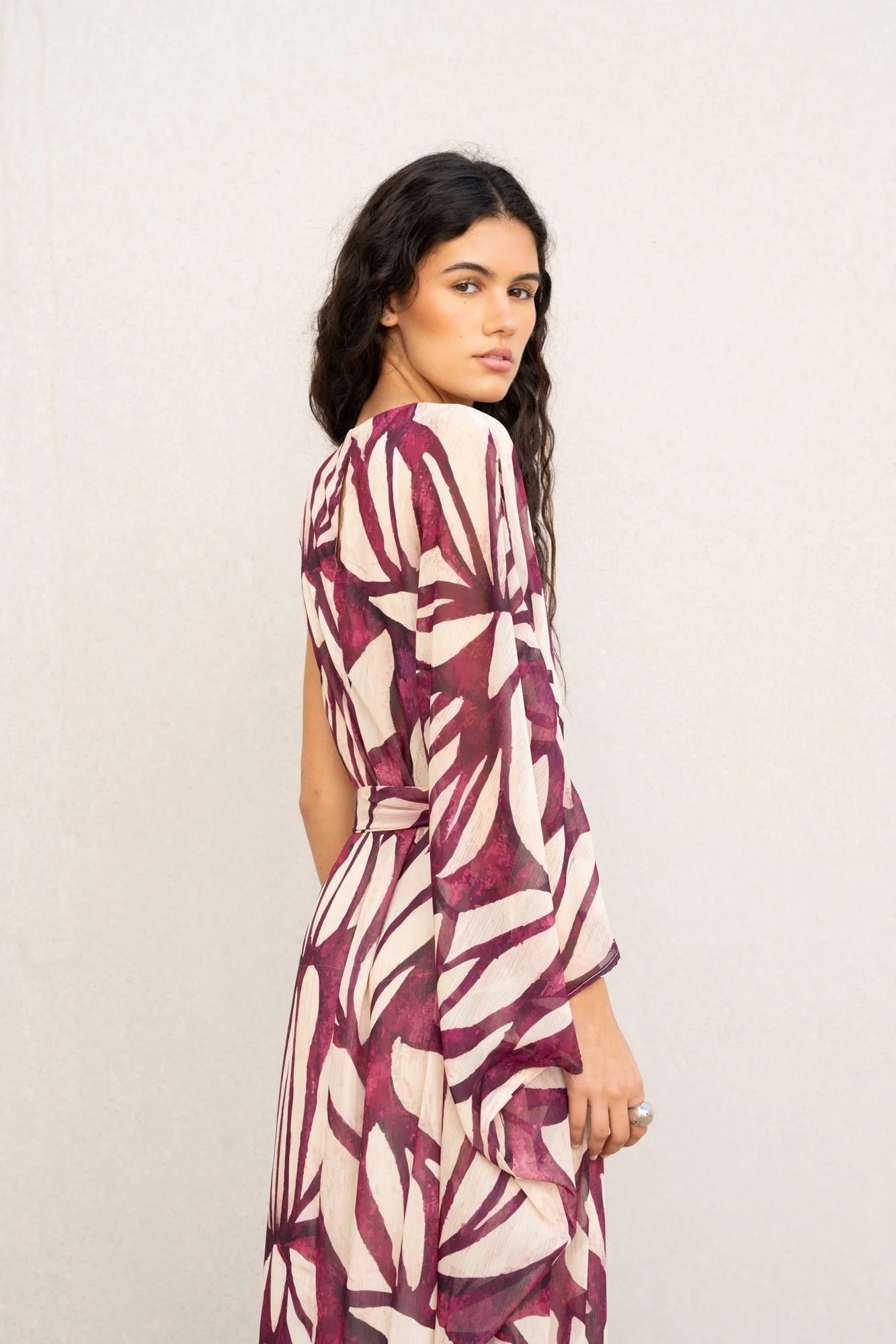 Robe asymétrique imprimée avec décolleté une épaule, tie-waist, style tropical