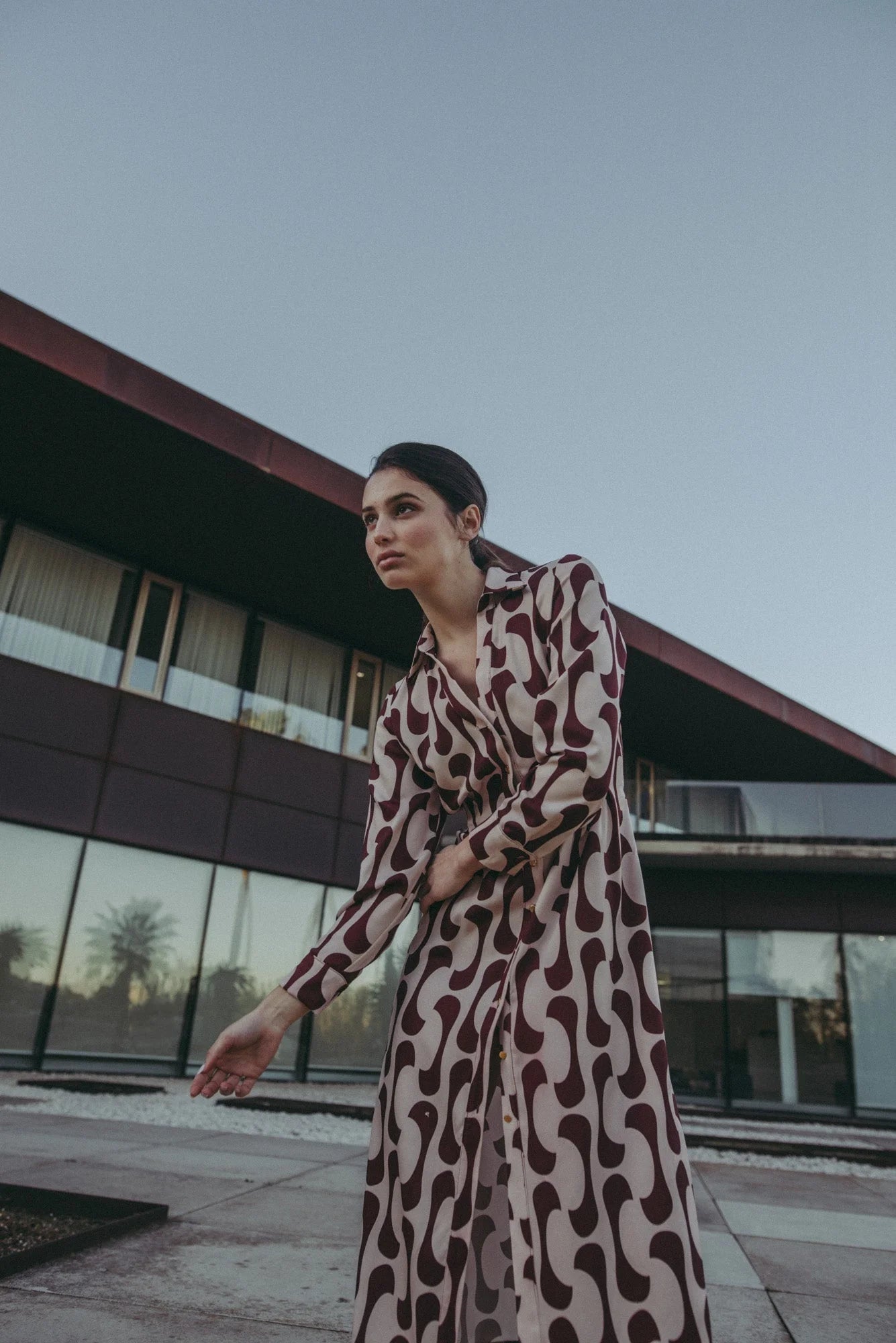 Robe chemise imprimée bordeaux femme avec col, manches longues et boutonnière élégante