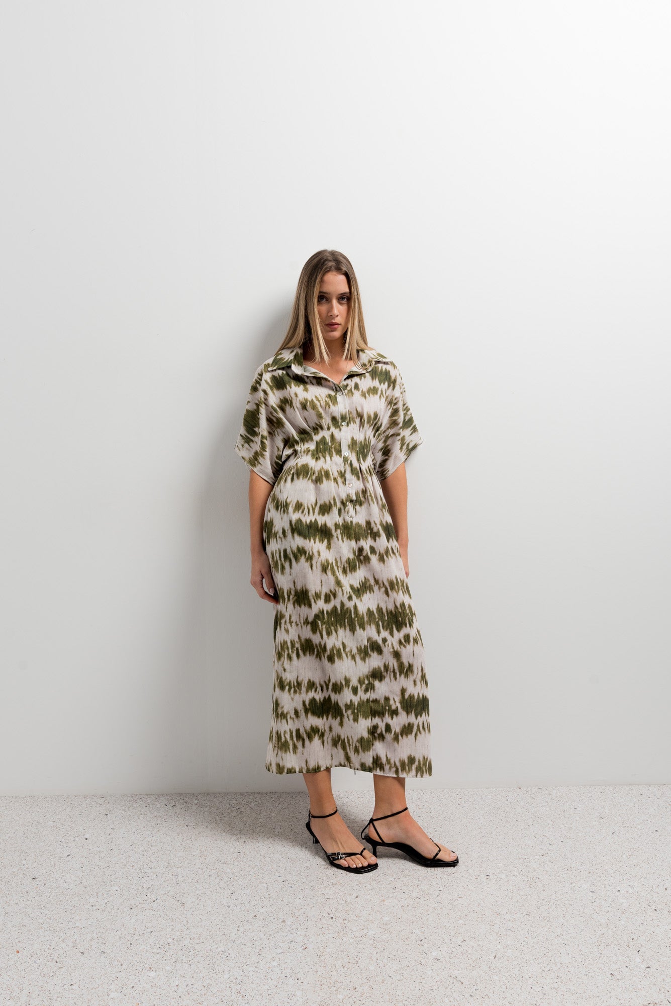 Robe chemise imprimée kaki et blanche – coupe fluide en polyester léger Sapiato