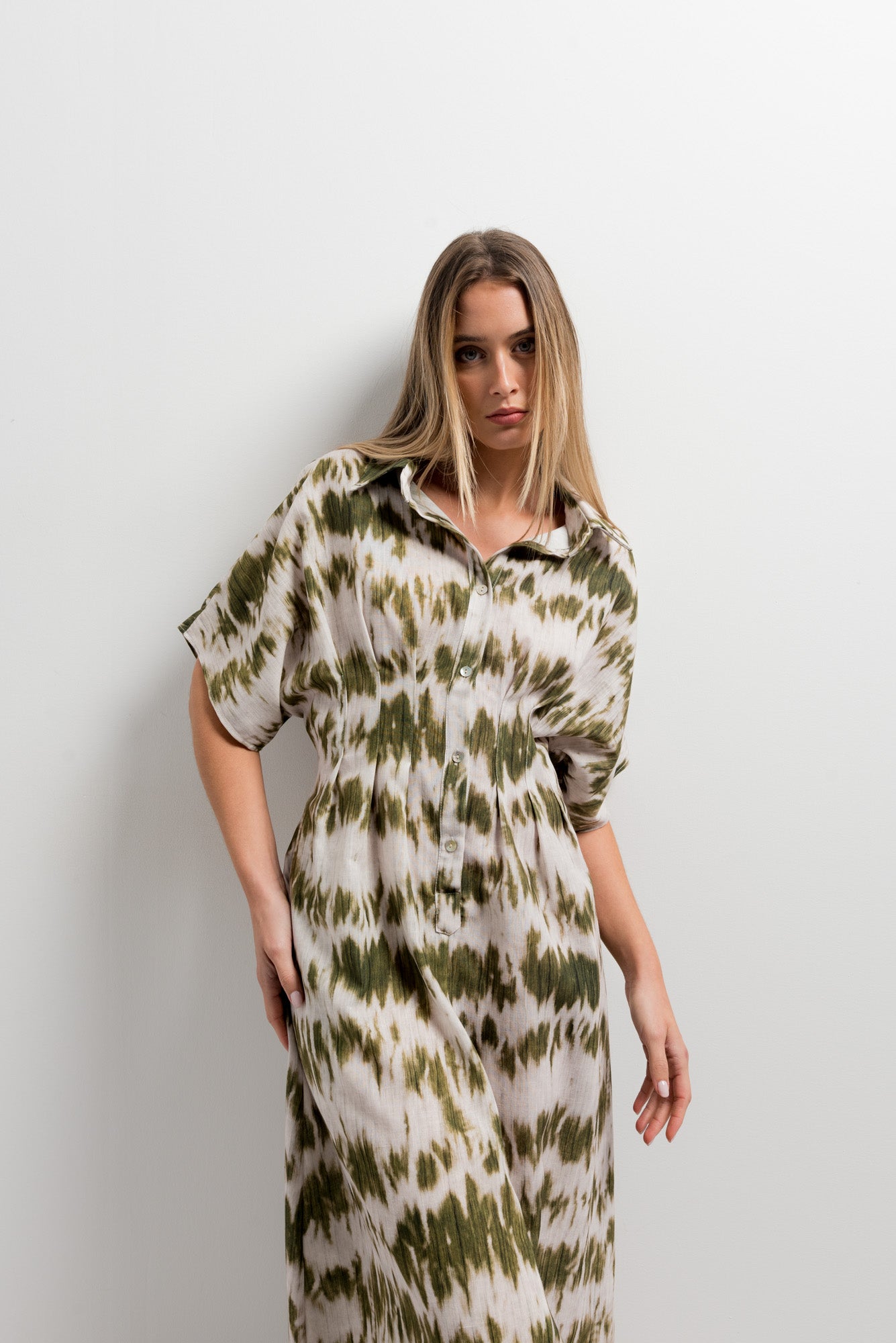 Robe chemise imprimée kaki et blanche – coupe fluide en polyester léger Sapiato