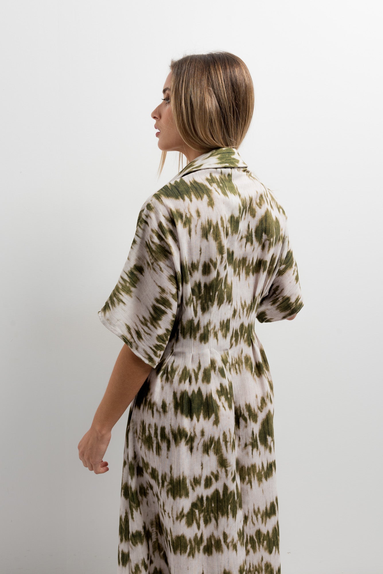 Robe chemise imprimée kaki et blanche – coupe fluide en polyester léger Sapiato