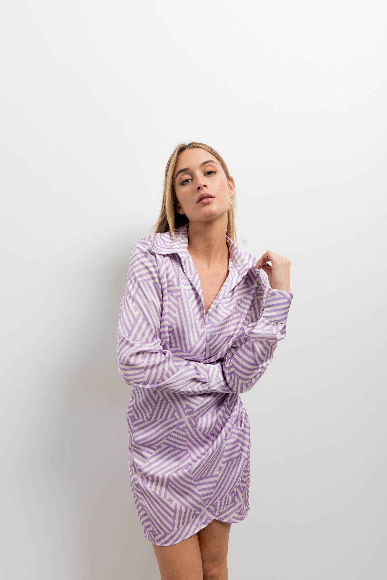 Robe chemise courte imprimée violet à rayures graphiques
