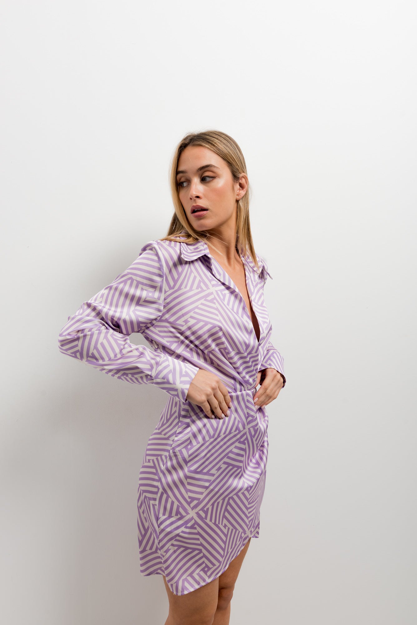 Robe chemise courte imprimée violet à rayures graphiques