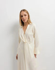 Robe chemise en satin crème avec V-neck, manches longues et taille drapée