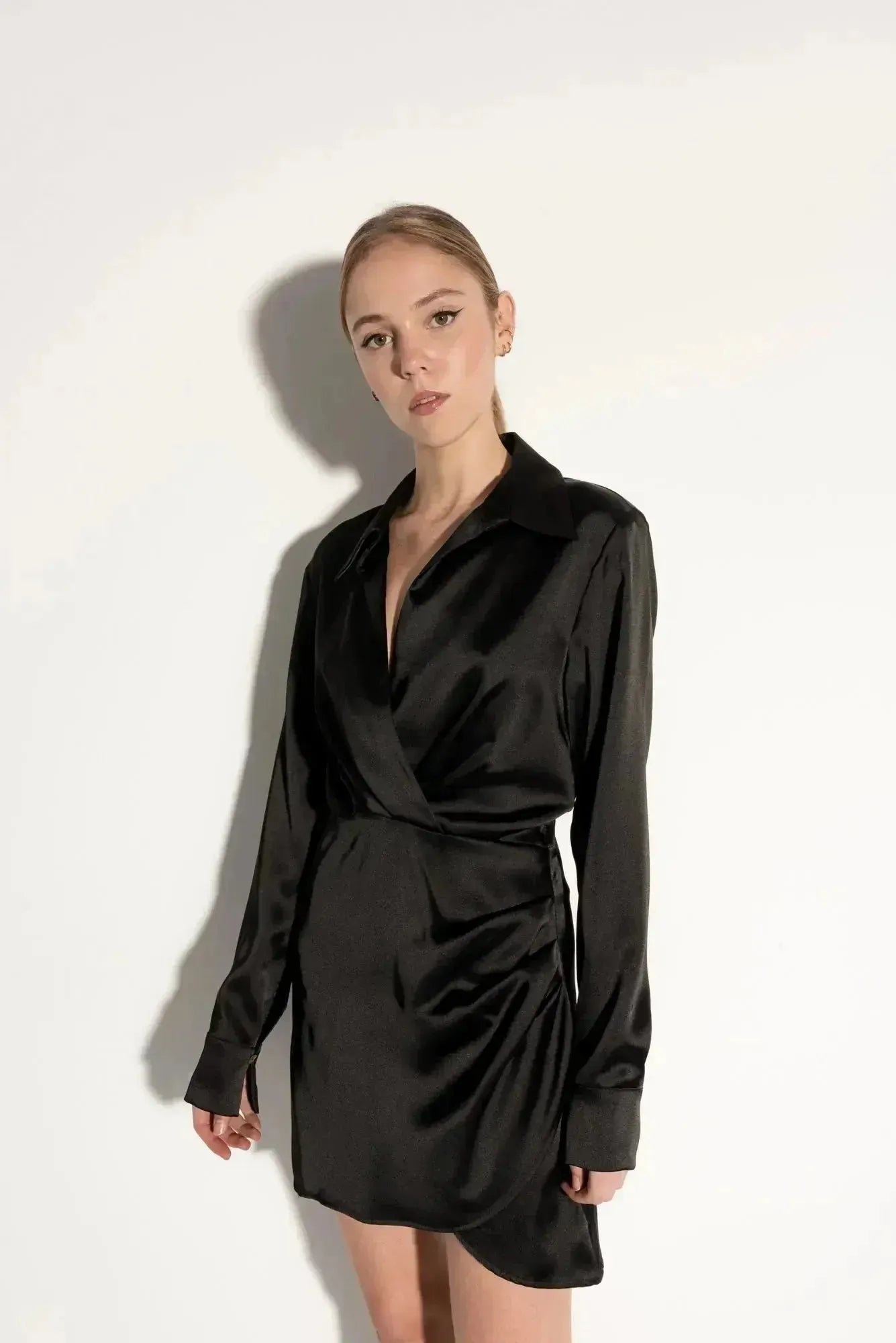 Robe Chemise Satin Élégante Noir – Sapiato