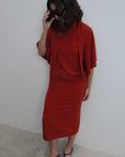 robe midi rouge vue entière studio