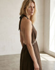 Robe chocolat profil dos nu