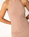 Robe halter élégante avec haut sans manches beige et jupe assortie, style intemporel