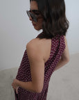 Robe halter à pois bordeaux vue de profil